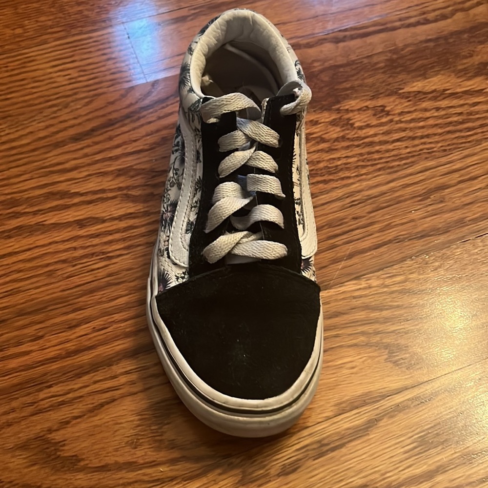 Hi I’m selling these vans flower print shoes size 2 kids(in great condition) - Picture 4 of 6